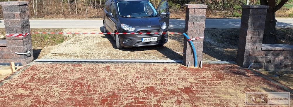 Kostka brukowa budowana z ogrodzeniem