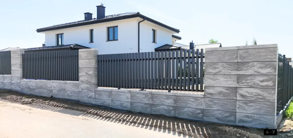 Ogrodzenie zbudowane z bloczków Joniec model Mega