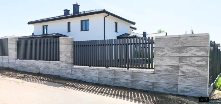 Ogrodzenie zbudowane z bloczków Joniec model Mega